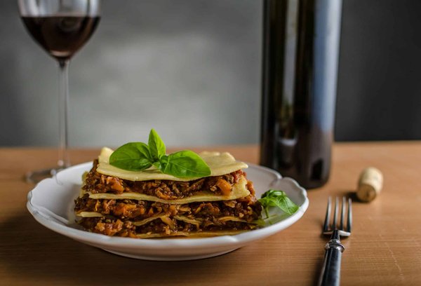 Come cucinare una lasagna vegetariana senza glutine con zucchine e besciamella di riso?